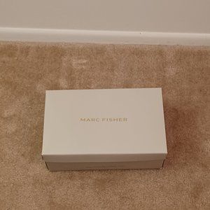 Marc Fisher Box